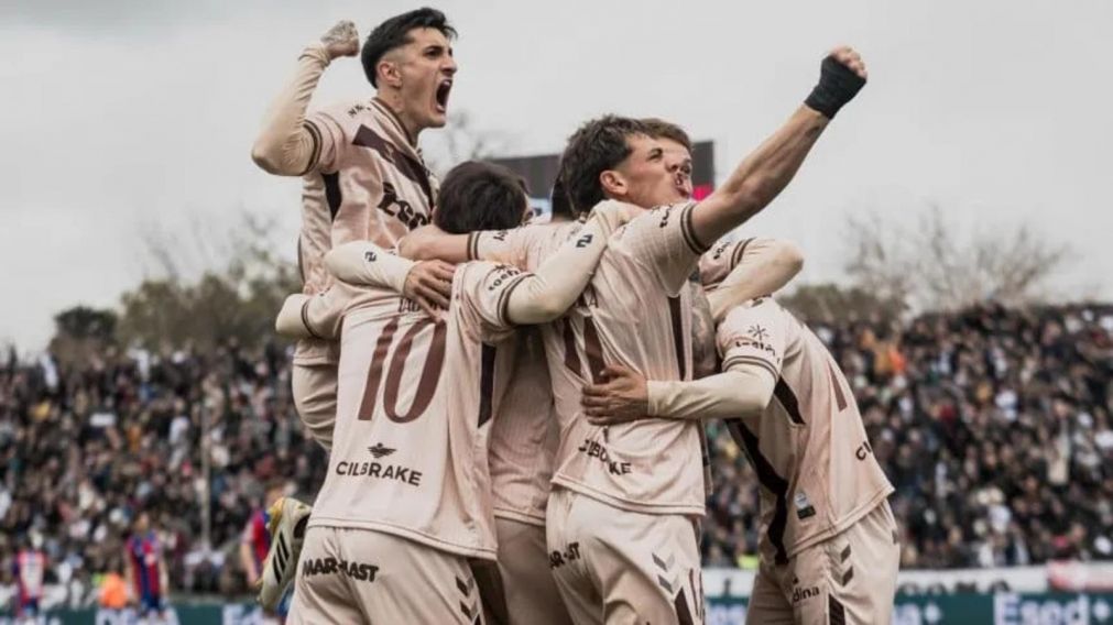 Platense dio el gran golpe y le ganó a San Lorenzo con doblete de Ronaldo Martínez