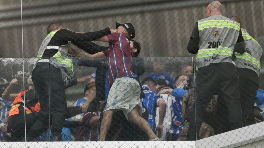 La polic�a de Brasil y la historia de siempre: salvaje represi�n a los hinchas de Godoy Cruz