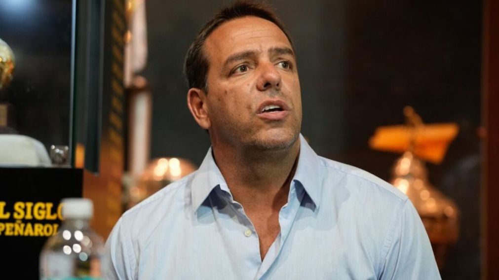 El presidente de Pe�arol defendi� el operativo del partido ante Racing y dispar�: "Ten�an planificado pegarle a Leo Fern�ndez"