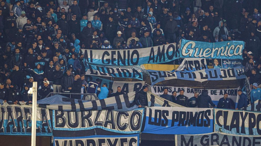 La furia de los hinchas de Racing contra Diego Milito por la insoportable espera en Uruguay: maltrato y represión policial