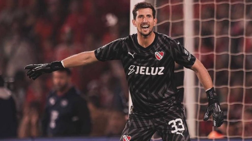 Sufre Independiente: la inesperada complicación de Rodrigo Rey para atajar ante Universidad de Chile