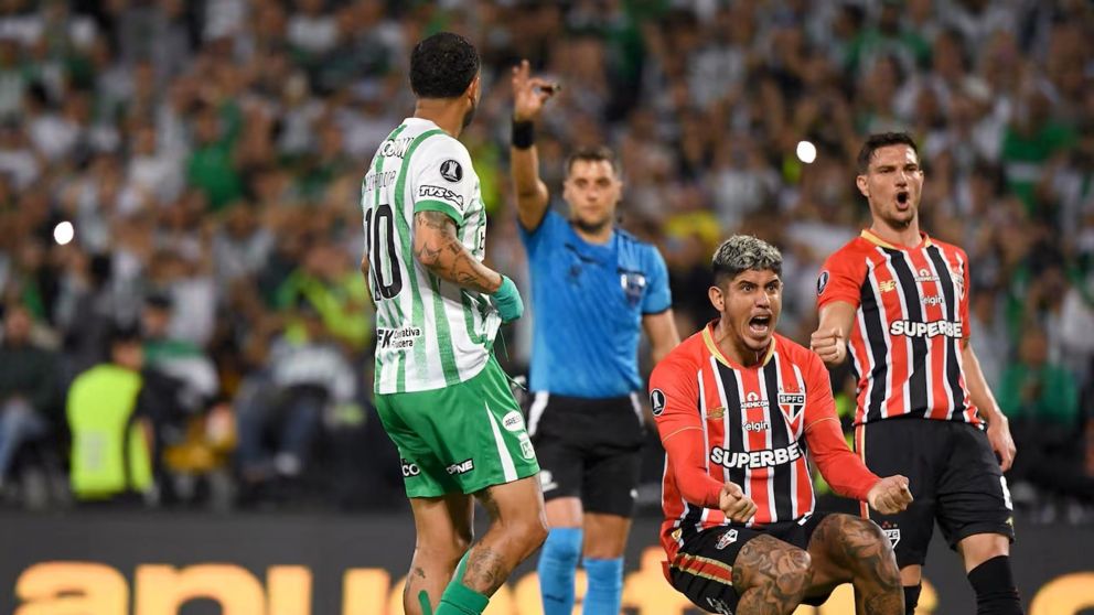 Cierren todo: Edwin Cardona falló dos penales en el empate entre Atlético Nacional y São Paulo por la Copa Libertadores