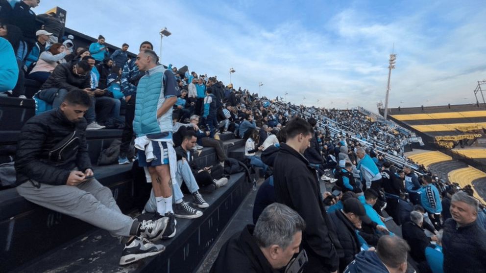 La travesía de los hinchas de Racing en Uruguay: el insólito operativo policial para visitar a Peñarol
