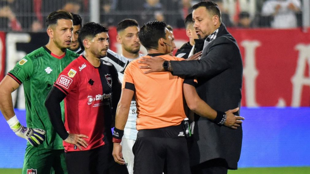 Newell's y la historia de siempre: agredieron al árbitro Andrés Merlos