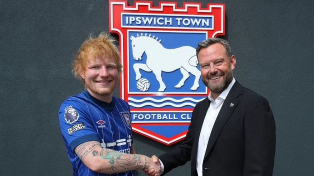 PAPELÓN: Ipswich Town sorprendió al anotar al cantante Ed Sheeran