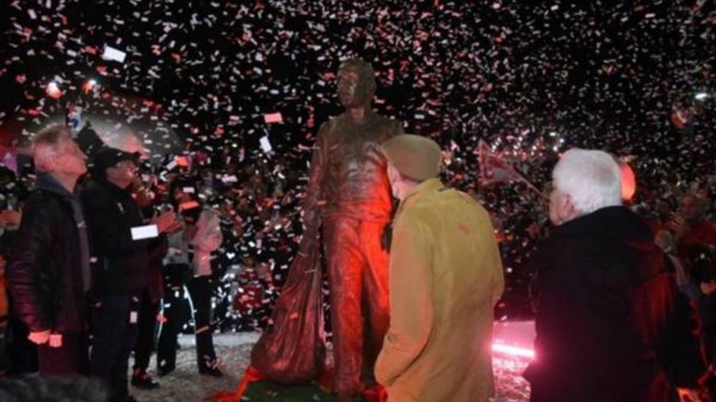 Estudiantes de La Plata festej� sus 120 a�os con la inauguraci�n de una estatua de Osvaldo Zubeld�a