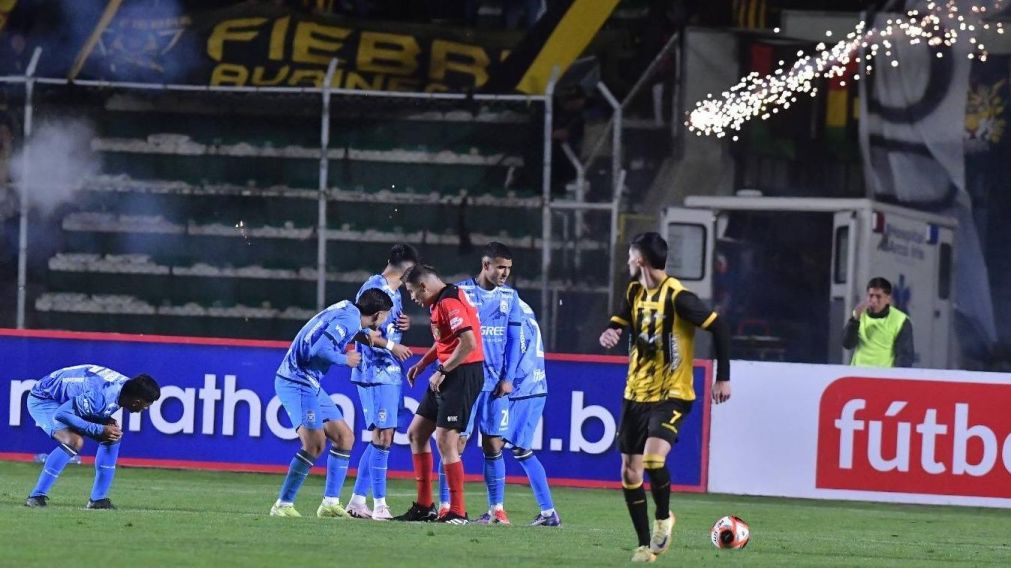 Escándalo en Bolivia: la barra de The Strongest arrojó bengalas al campo de juego e hirieron a sus propios jugadores