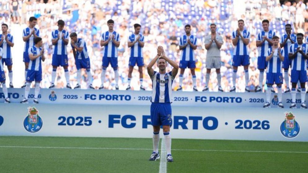 Porto presentó un experimentado futbolista y su sorpresiva llegada generó revuelo
