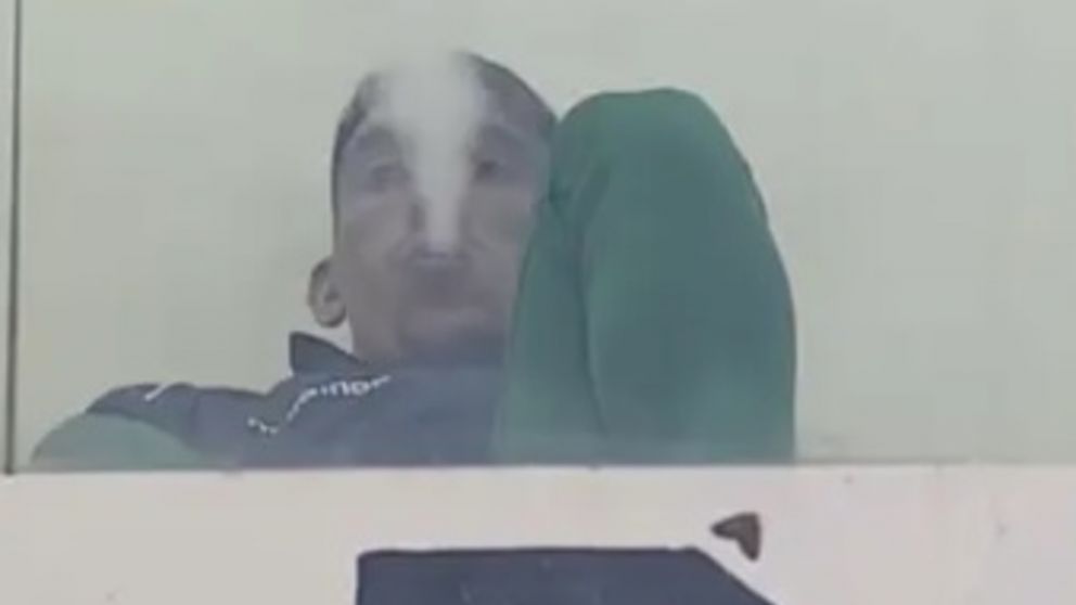 Ricardo Centuri�n se fum� uno mientras miraba a Oriente Petrolero y encendi� la pol�mica