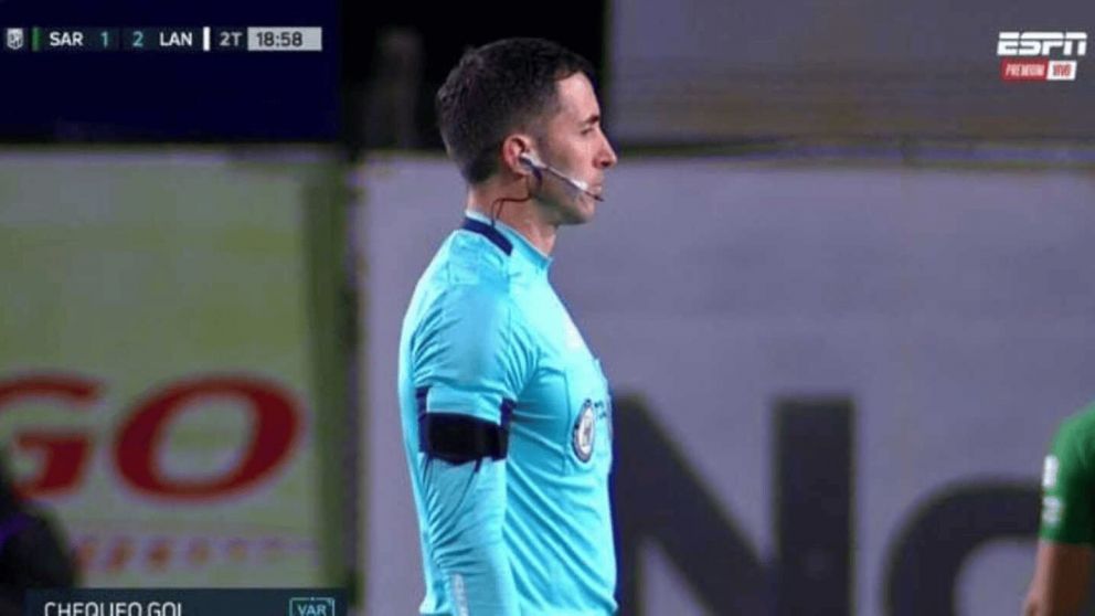 La primera vez de una comunicación del VAR en el fútbol argentino: Nazareno Arasa y la determinación en Sarmiento - Lanús