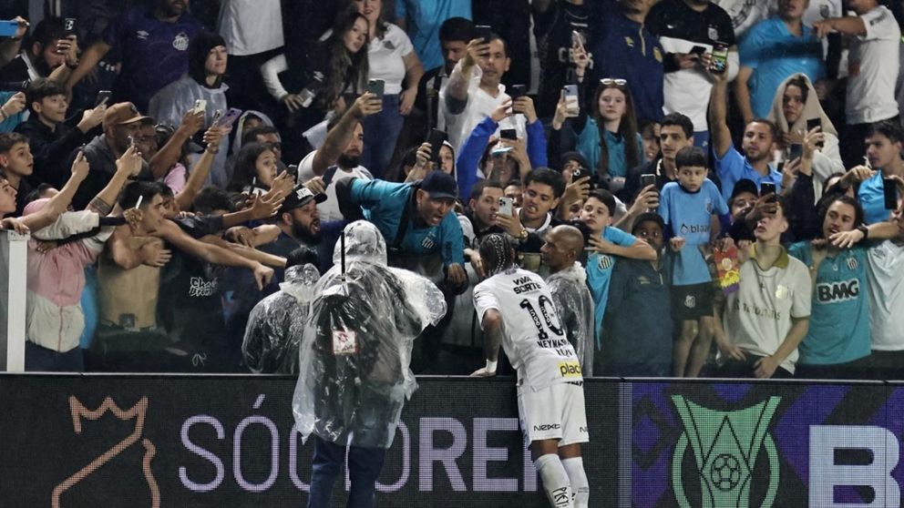 Neymar discutió con un hincha de Santos y la barrabrava lo amenazó: "Te va a ir mal"