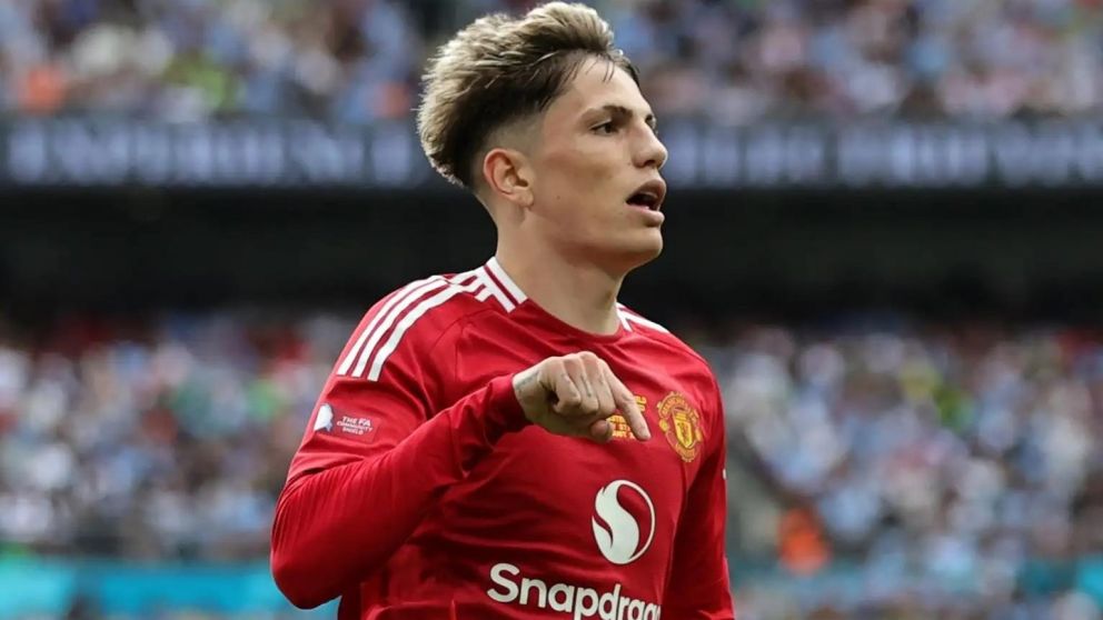 A Alejandro Garnacho lo limpiaron del Manchester United y estalló el escándalo