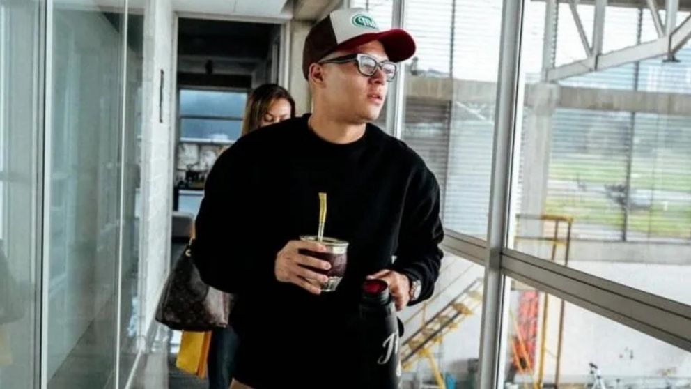 River est� de fiesta: Juanfer Quintero lleg� al pa�s, se hace la revisi�n m�dica y firma su contrato como nuevo refuerzo