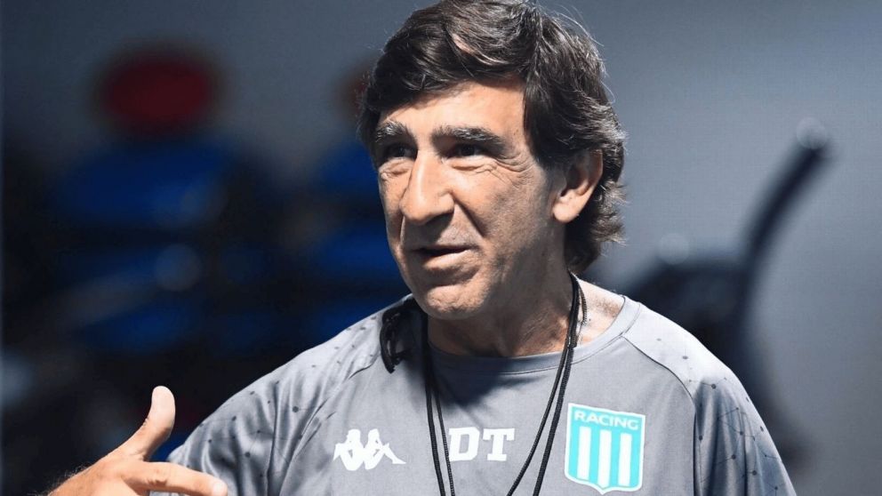 El delantero por el que lucha Diego Milito para hacer feliz a Gustavo Costas en Racing tras la salida de Maxi Salas