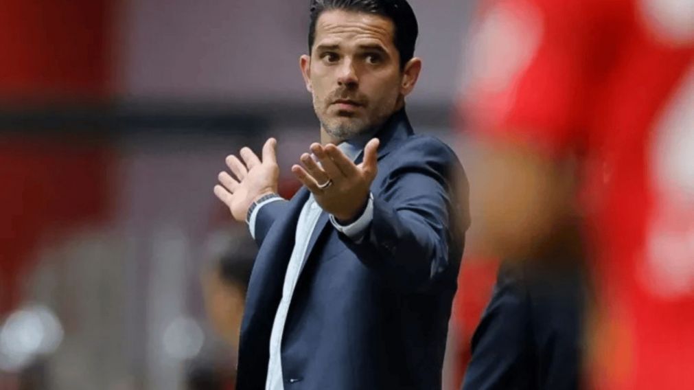 Fernando Gago debutó como DT de Necaxa y se cruzó con un periodista tras la derrota