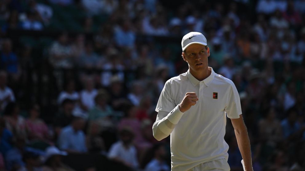 Jannik Sinner barrió a Novak Djokovic y enfrentará a Carlos Alcaraz en la final de Wimbledon