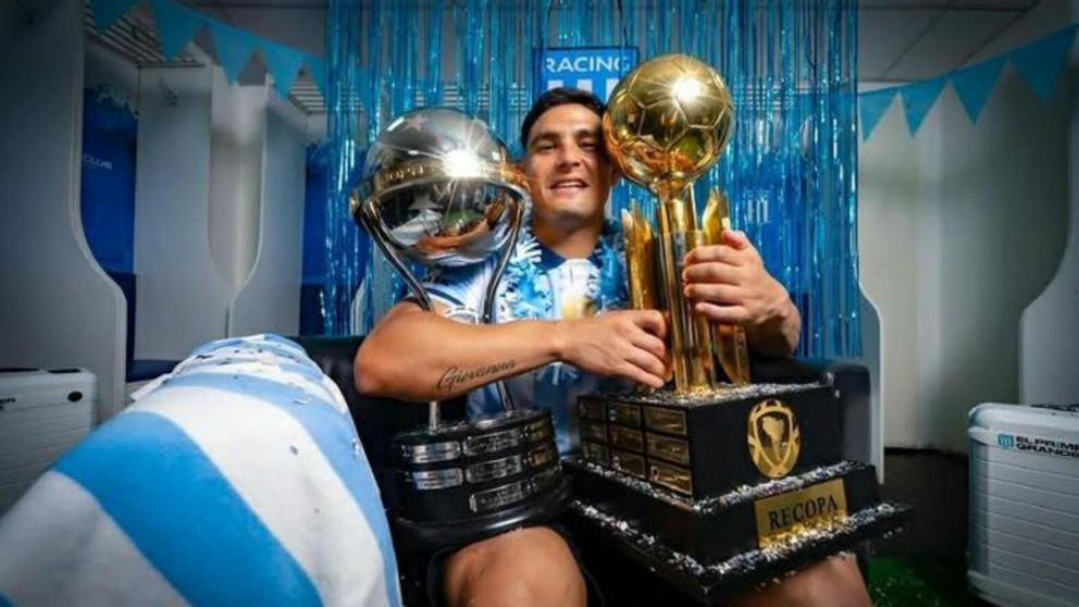 Maxi Salas, acorralado por la situación, explotó y le apuntó a Diego Milito: su posteo tras abandonar Racing y correr hacia River