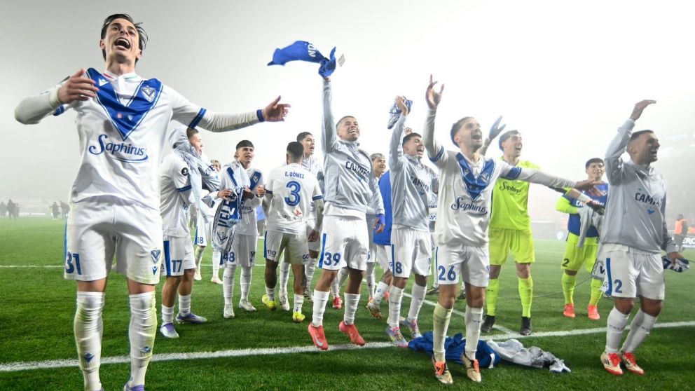 Vélez derrotó a Estudiantes de la Plata bajo la niebla y se consagró campeón de la Supercopa Internacional