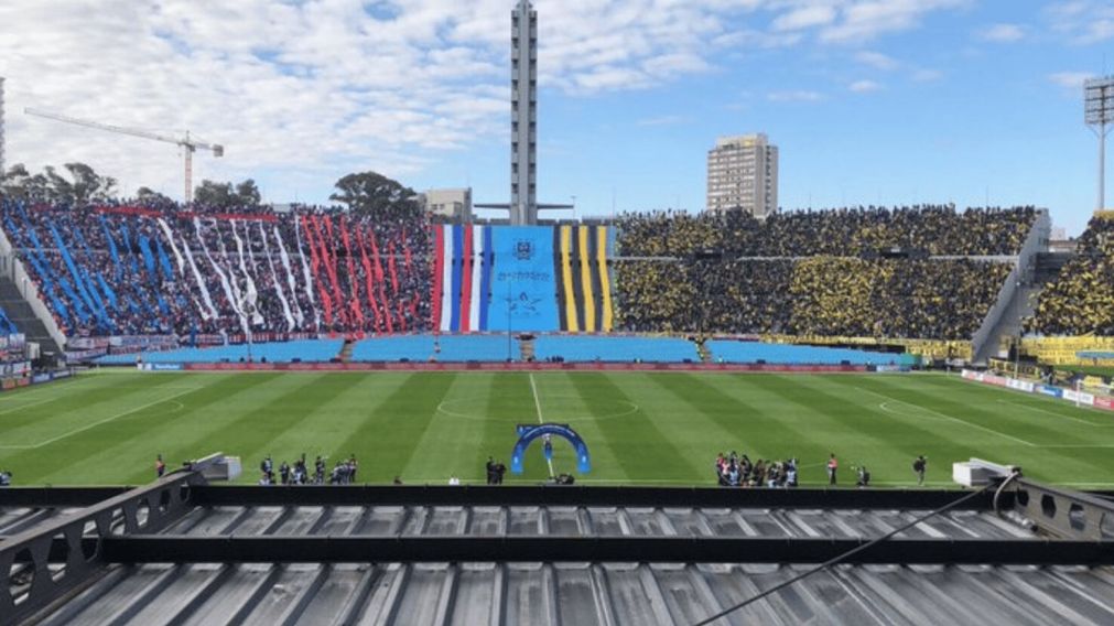 El cl�sico entre Pe�arol y Nacional y otro cap�tulo de violencia: una bengala lastim� a una persona en un lugar muy especial