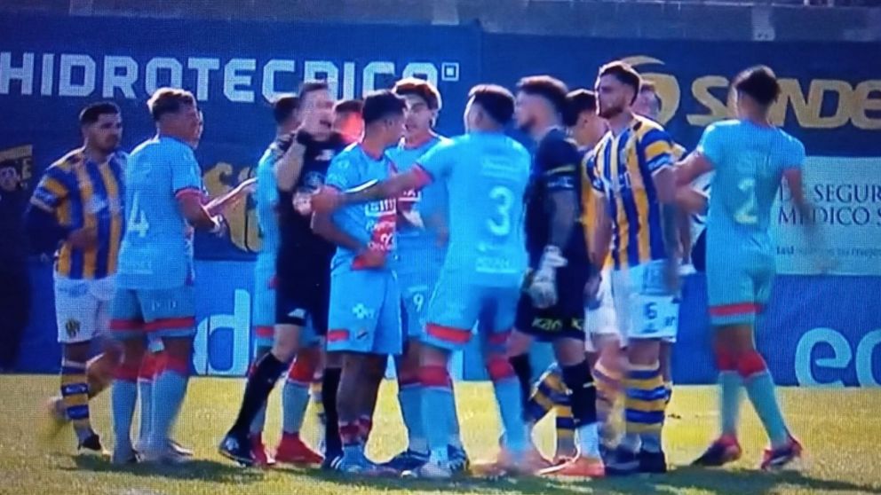 Caos y descontrol: Atlanta goleó a Arsenal, un hincha se cayó de la tribuna y hubo cinco expulsados