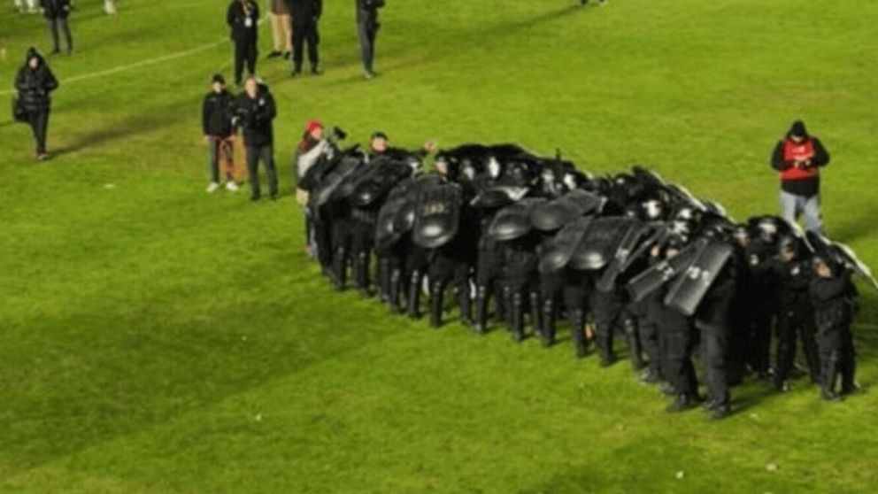 Colón no para de sangrar: perdía con Mitre (SDE) y sus hinchas mataron a piedrazos a sus jugadores