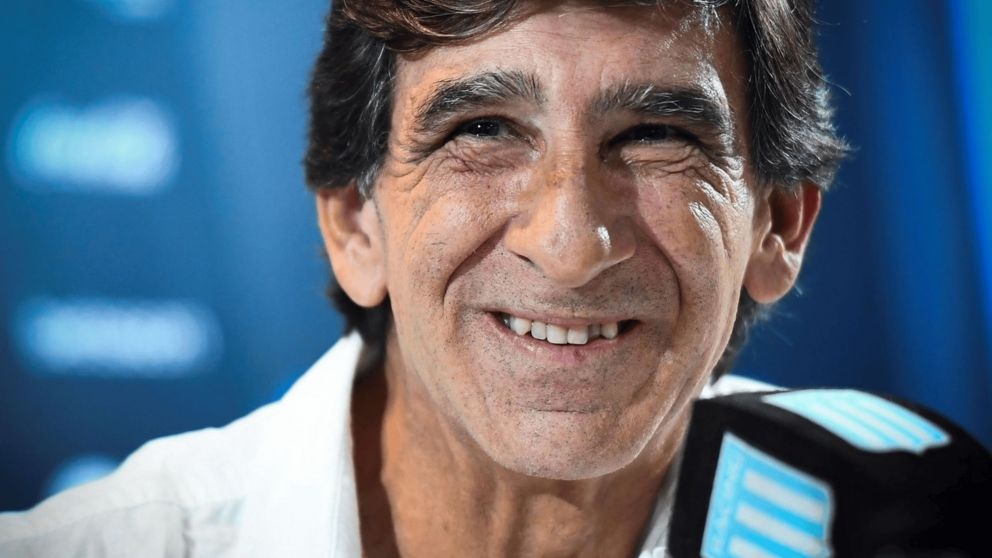 El extraño jugador que quiere Gustavo Costas para reemplazar a Maximiliano Salas en Racing
