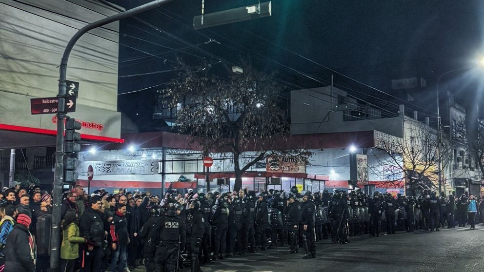 Videos: la gente de San Lorenzo se autoconvocó en contra de Marcelo Moretti ante un tremendo operativo policial