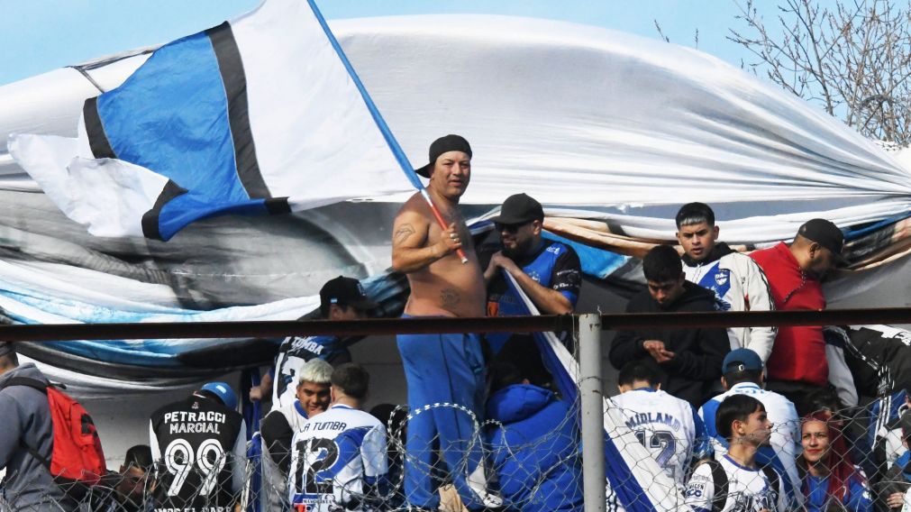 SEMEJANZA. COMO ESTE HINCHA, MIDLAND EN LO MÁS ALTO.
