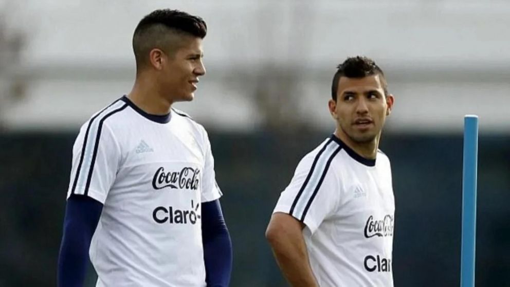 El Kun Agüero salió con los tapones de punta contra Riquelme por la salida de Marcos Rojo de Boca