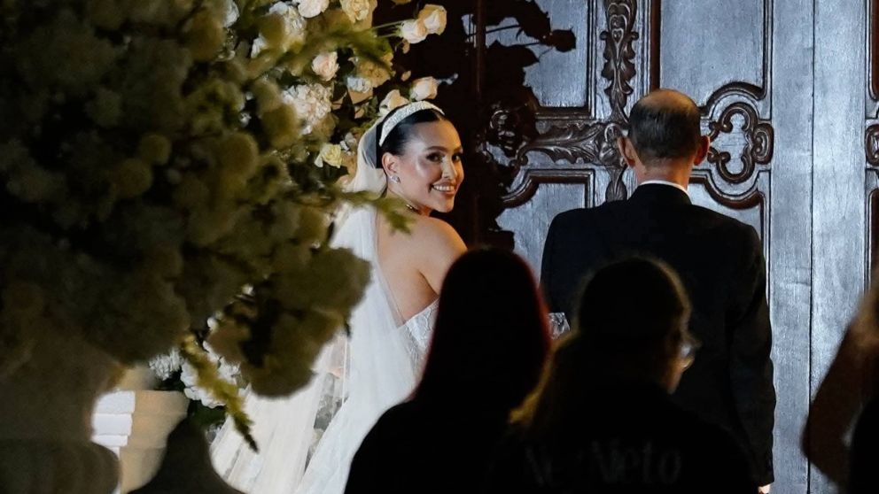 Una figura de Selección se casó y se incrustó unos diamantes en la dentadura