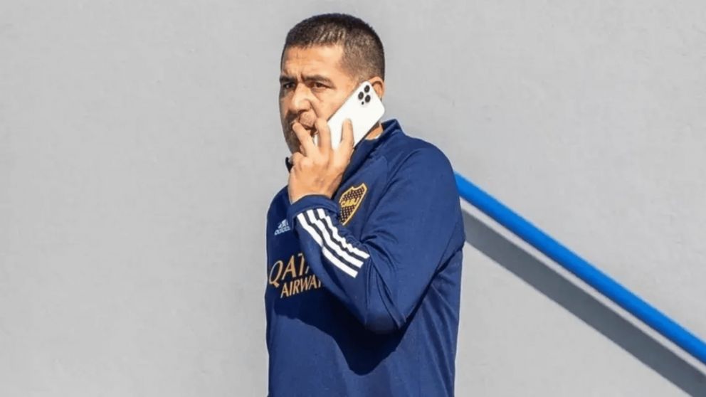 Riquelme se cansó, le marcó la salida a un referente de Boca y se pelea con Juan Sebastián Verón por su reemplazo