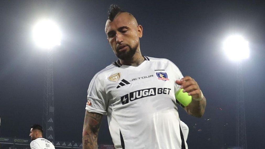Dolido porque Chile no va al Mundial 2026, Arturo Vidal tuvo una noche de furia: penal errado, gol en contra y pelea con su arquero