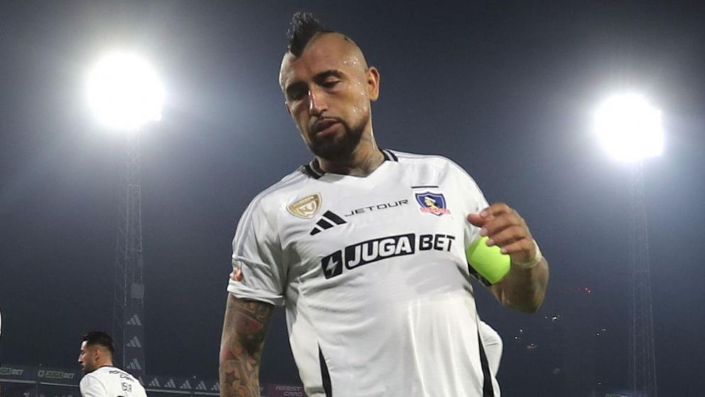 Dolido porque Chile no va al Mundial 2026, Arturo Vidal tuvo una noche de furia: penal errado, gol en contra y pelea con su arquero