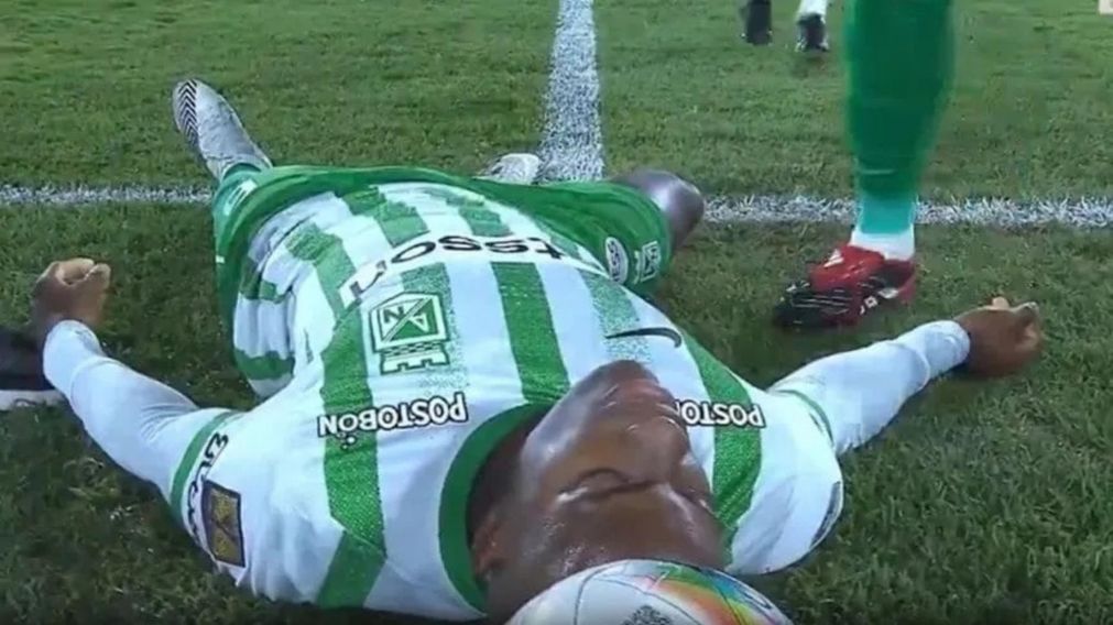 Video: Andrés Román se desplomó en pleno partido y generó un escalofriante momento en Colombia