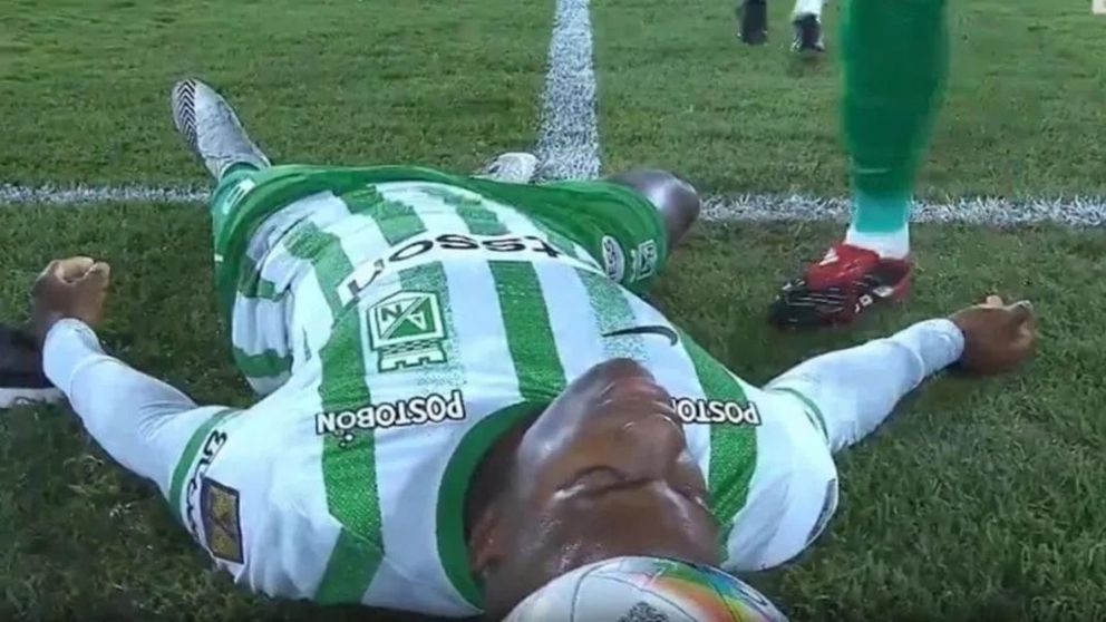 Video: Andrés Román se desplomó en pleno partido y generó un escalofriante momento en Colombia