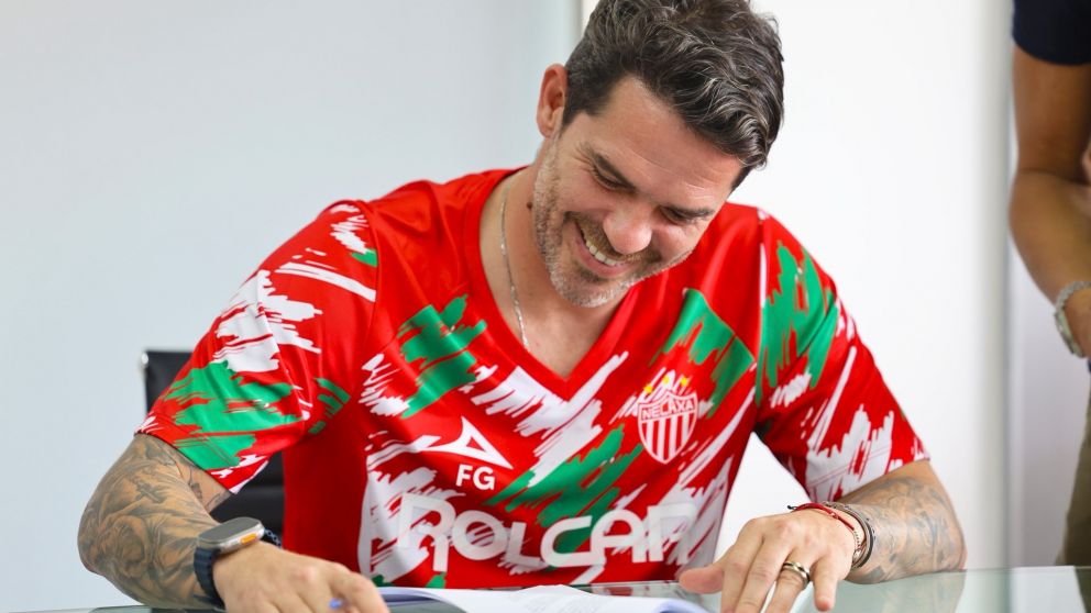 Y un día Fernando Gago volvió a México y relativizó su traición a Chivas de Guadalajara: fue presentado en Necaxa