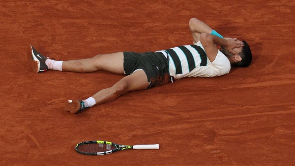 Carlos Alcaraz ganó una final histórica contra Jannik Sinner y se consagró campeón de Roland Garros
