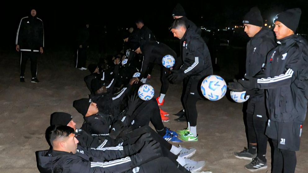 La picante pretemporada de Deportivo Riestra en la playa de madrugada en Pinamar: el entrenamiento estilo militar y los dos primeros refuerzos