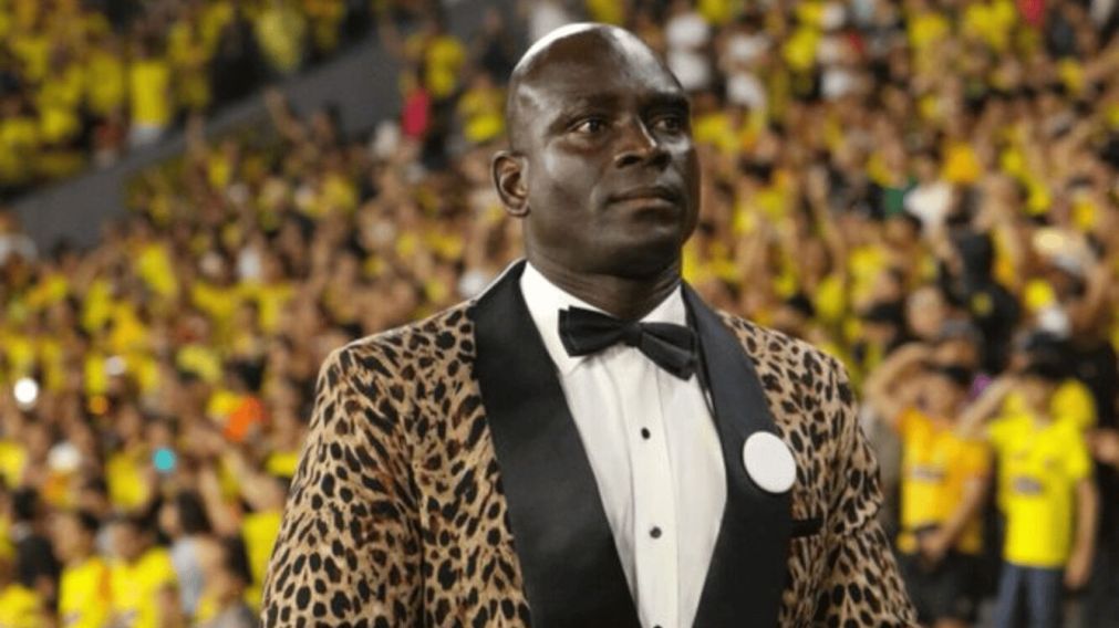 Insólito: La millonaria multa que le impuso la Conmebol al técnico de Barcelona de Ecuador por los extravagantes trajes que usó en la Libertadores