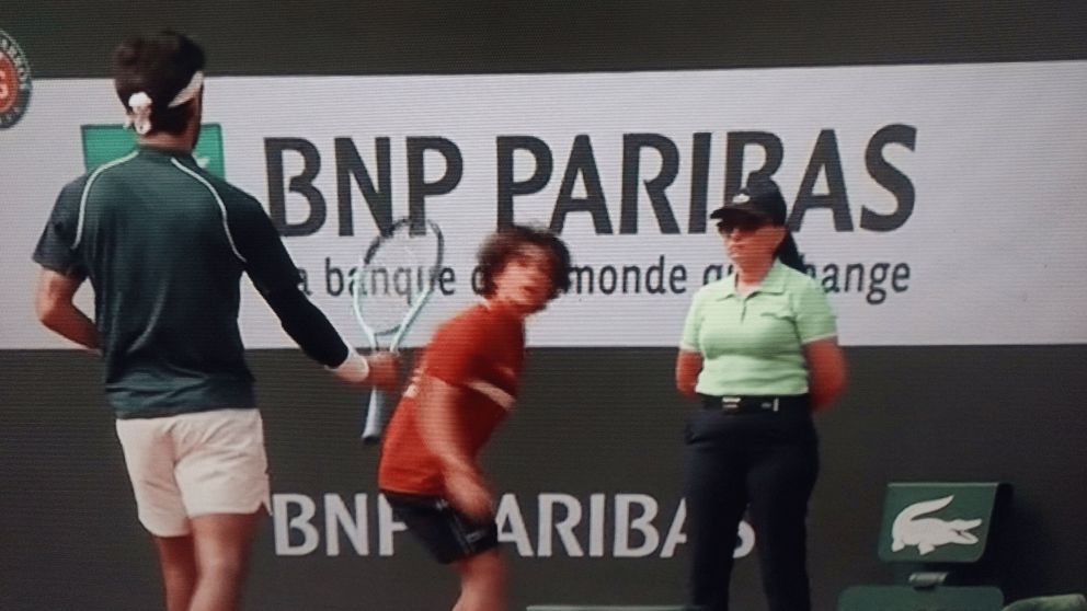 Esc�ndalo en Roland Garros: Musetti le peg� un pelotazo a una jueza de l�nea y recibi� una ins�lita sanci�n