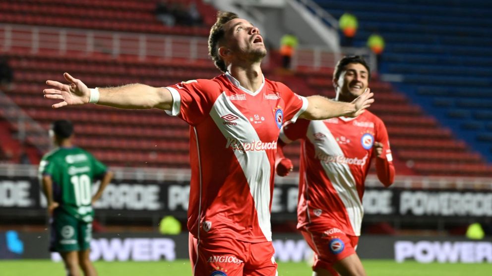 Argentinos goleó a Excursionistas en el partido que marcó la vuelta de las dos hinchadas en la Ciudad de Buenos Aires