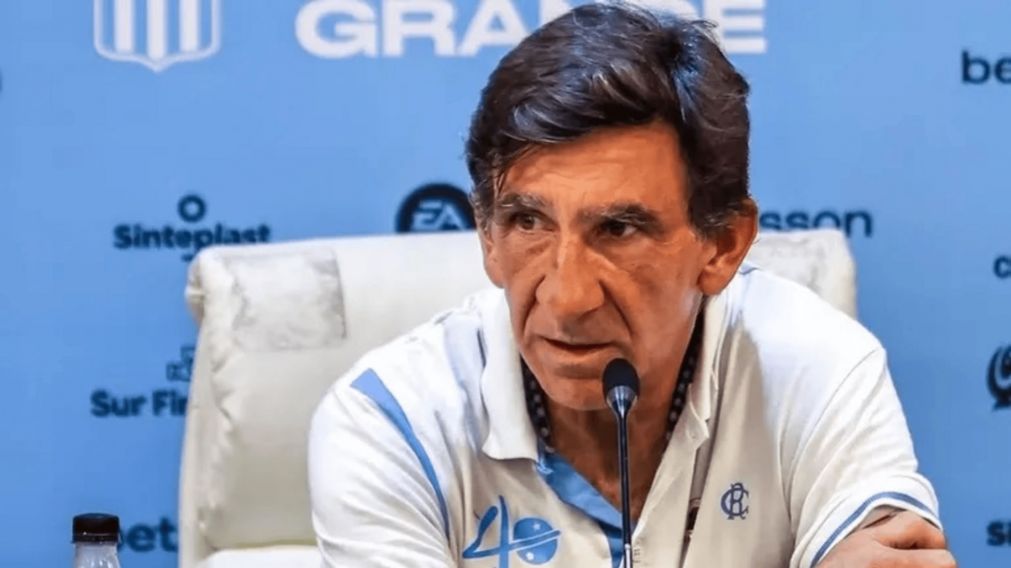 El defensor ex Boca que Gustavo Costas le pidió a Diego Milito si Marco Di Césare se va de Racing