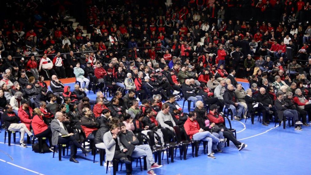Escándalo en Newell's: asamblea de socios terminó en una tremenda batalla campal