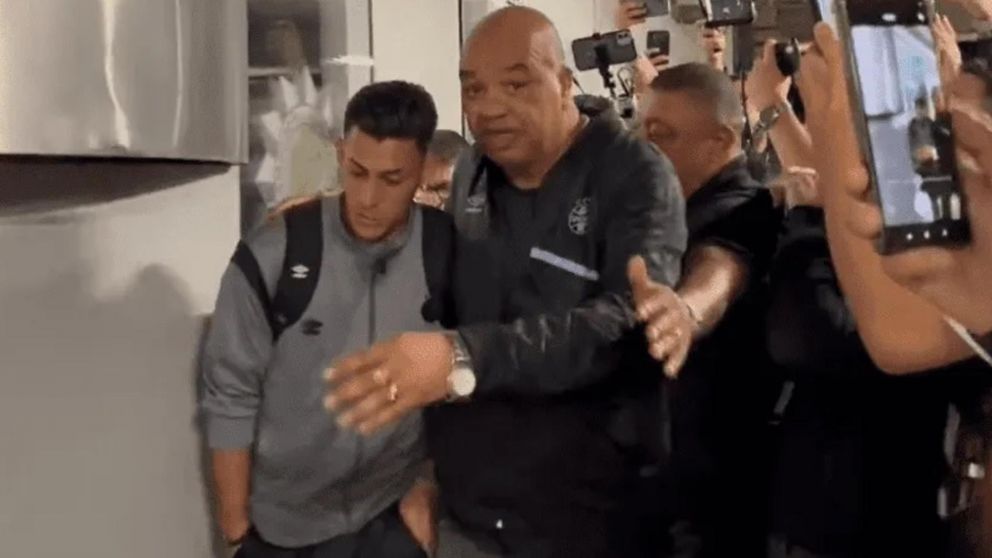 Cristian Pavón las hizo todas mal en Brasil: quiso escupir a un árbitro y fue detenido por golpear a un policía