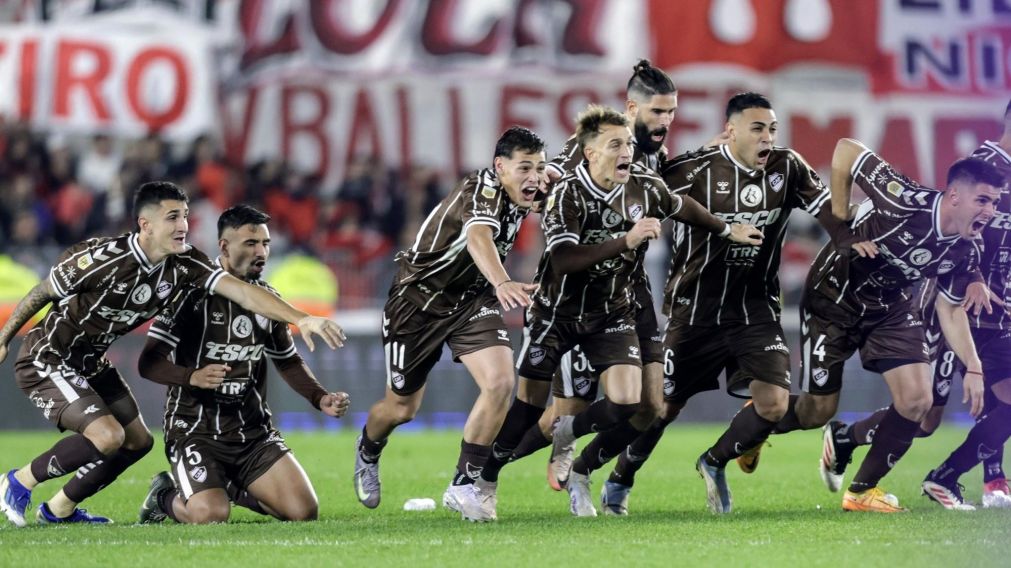 Platense se sobrepuso a todo, eliminó a River por penales y jugará las semifinales del Torneo Apertura