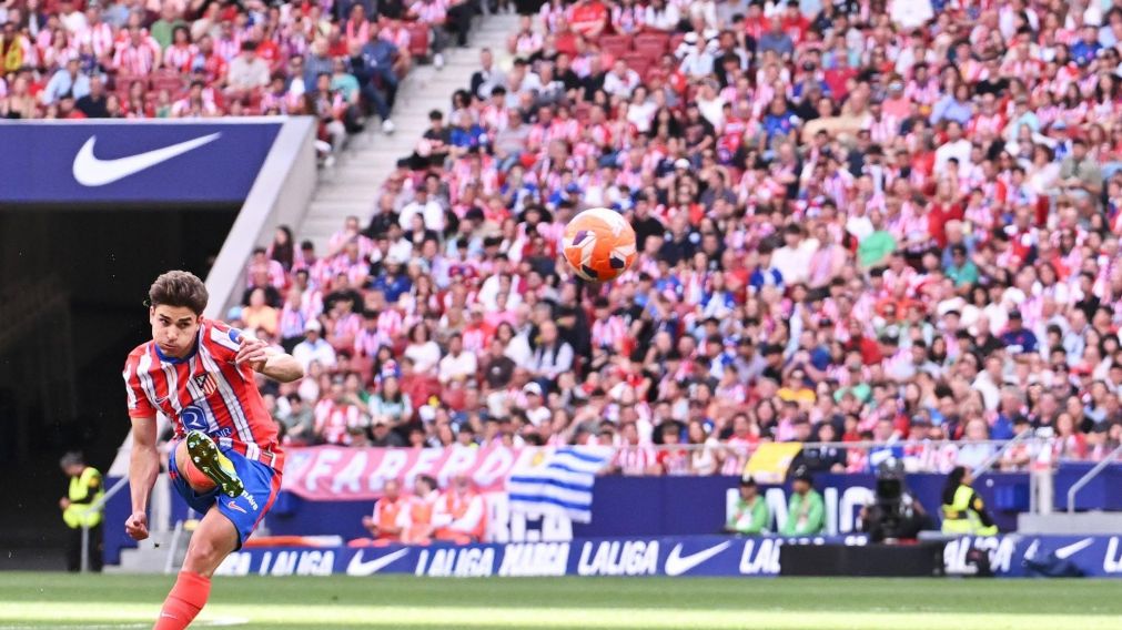 ¡Impresionante!: el golazo de tiro libre de Julián Álvarez que volvió locos a los hinchas de Atlético de Madrid en el contundente triunfo ante Betis