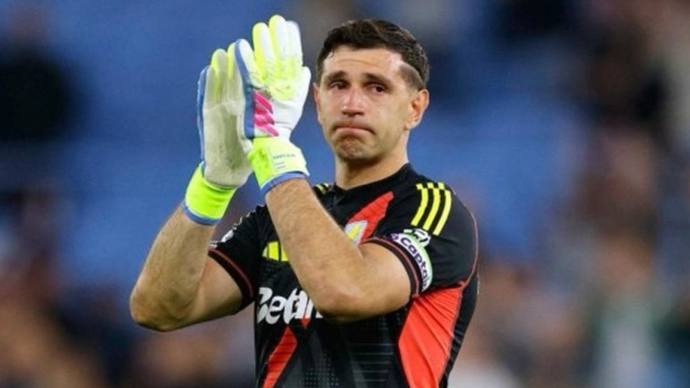 Dibu Martínez, envuelto en lágrimas, se despidió del Aston Villa