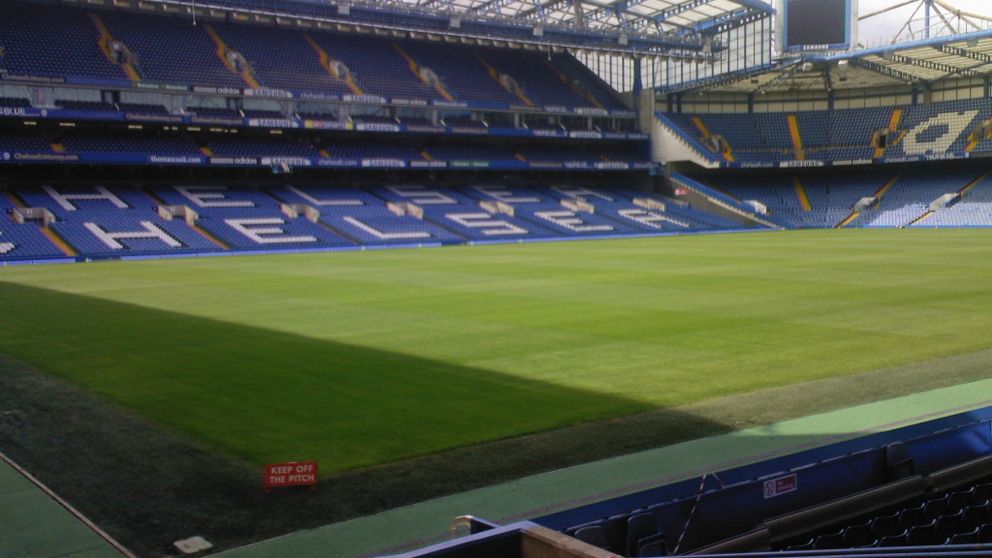 Chelsea empat� con Ipswich Town por Premier League