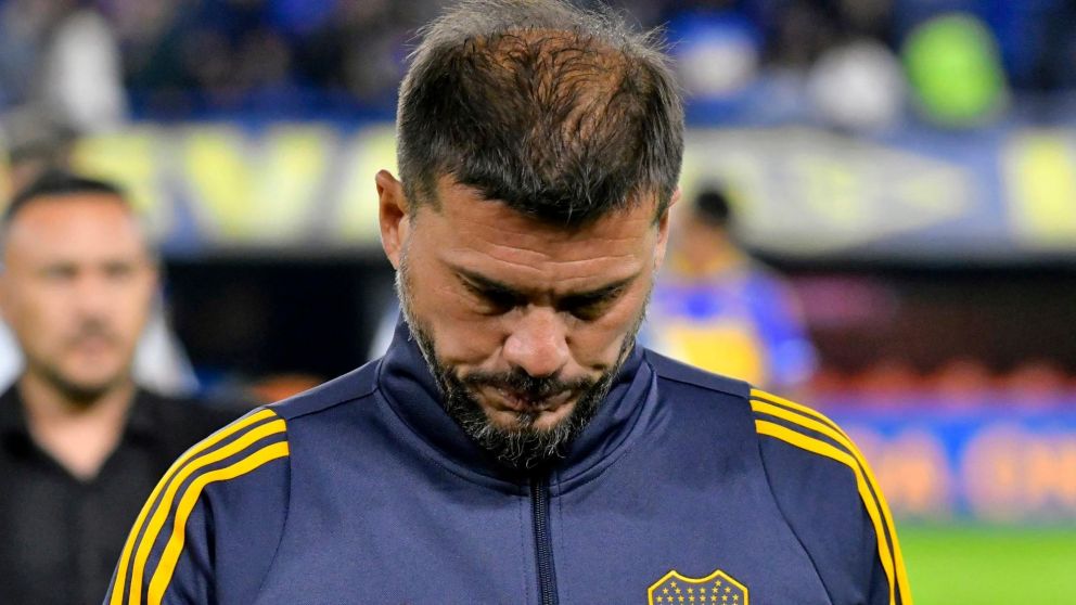 Herrón ensayó con dos equipos y prepara un cambio en Boca para enfrentar a Independiente