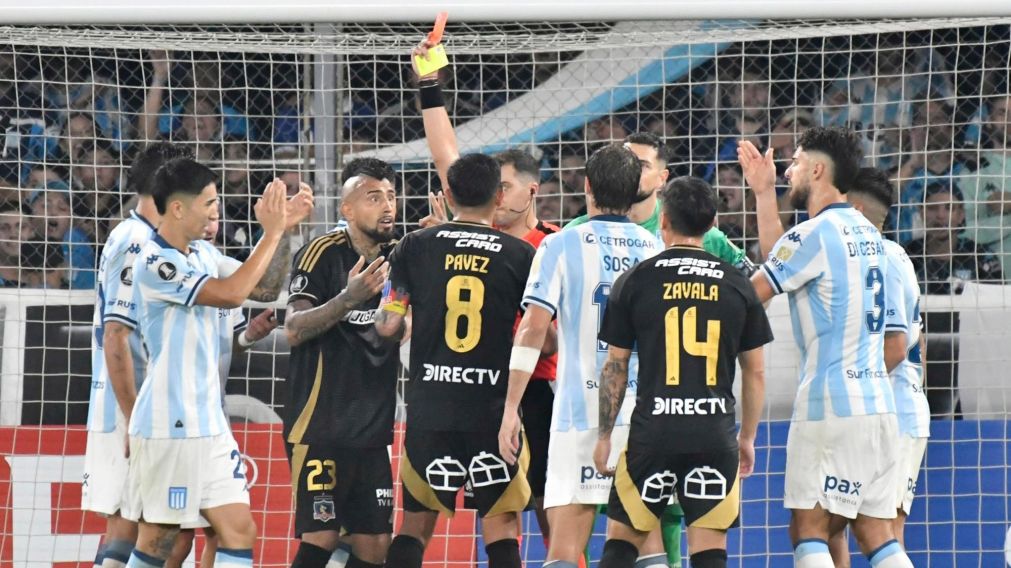 As� fue la ins�lita expulsi�n de Arturo Vidal que dej� a Colo Colo con un hombre menos ante Racing